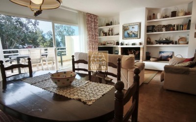 Просторный бунгало с общим бассейном и теннисным кортом, расположенный рядом с гольф-клубом.